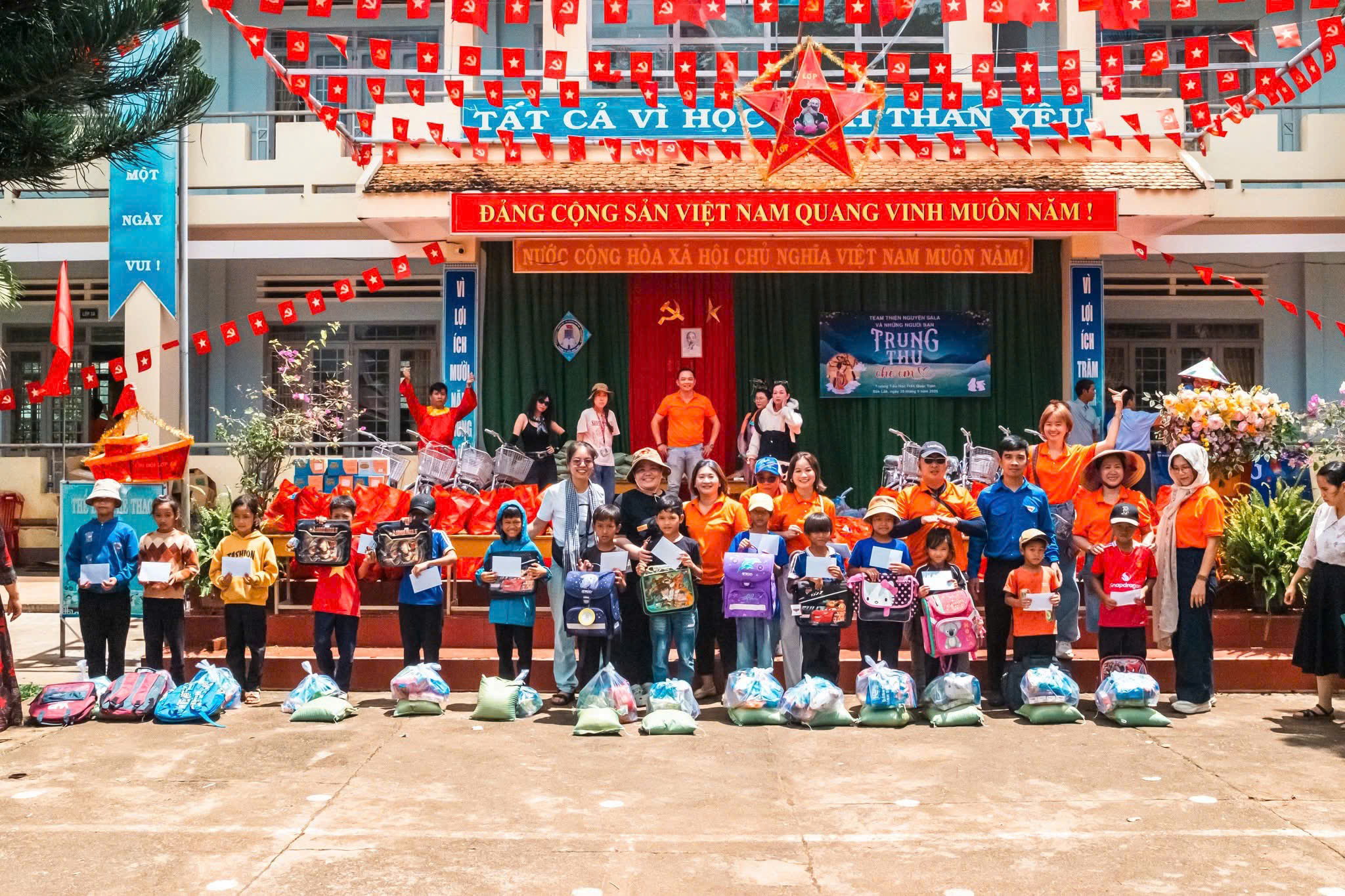 Trao quà cho các học sinh có hoàn cảnh khó khăn ở trường Tiểu học Trần Quốc Toản.